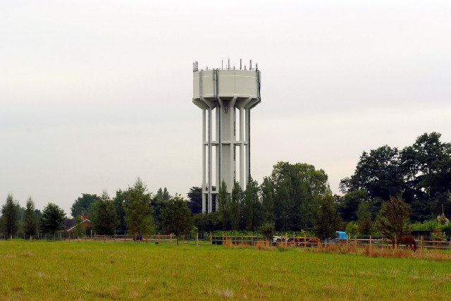 File:Water Tower at Finningham, Suffolk - geograph.org.uk - 61421.jpg