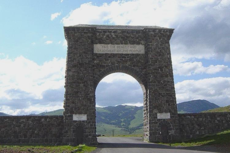 File:Yellowstone Gate-750px.jpg