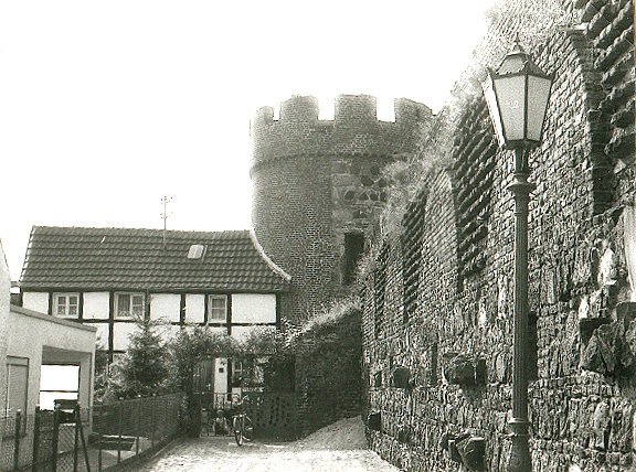 Stadtmauer Zons mit dem ?Kr?tschenturm“ (1977)