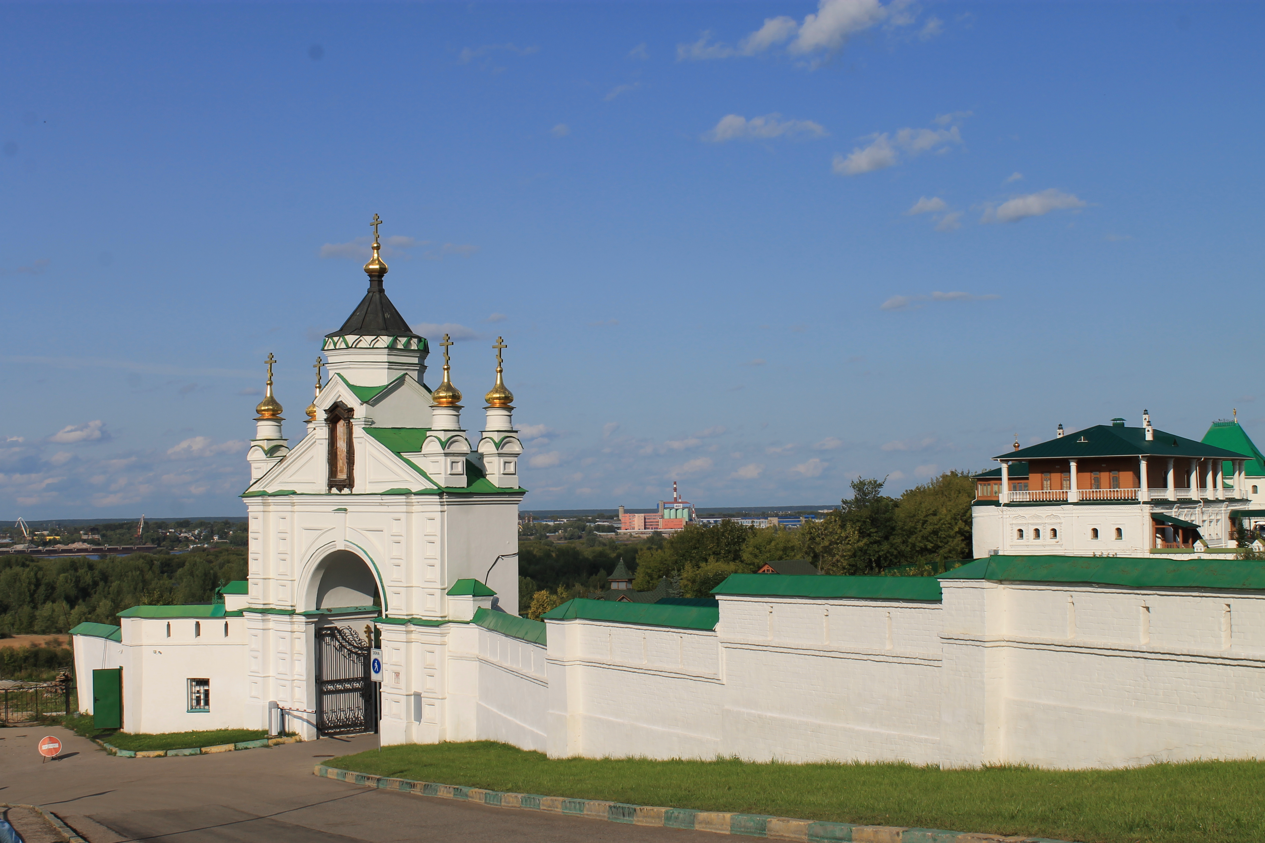 Вознесенский монастырь. Шестоковский Вознесенский монастырь. Вознесенский монастырь на Урале. Аваамиеввы ворота на фоне монастыря Смоленск. Лестница во Владимире у монастыря вид на Заречье.