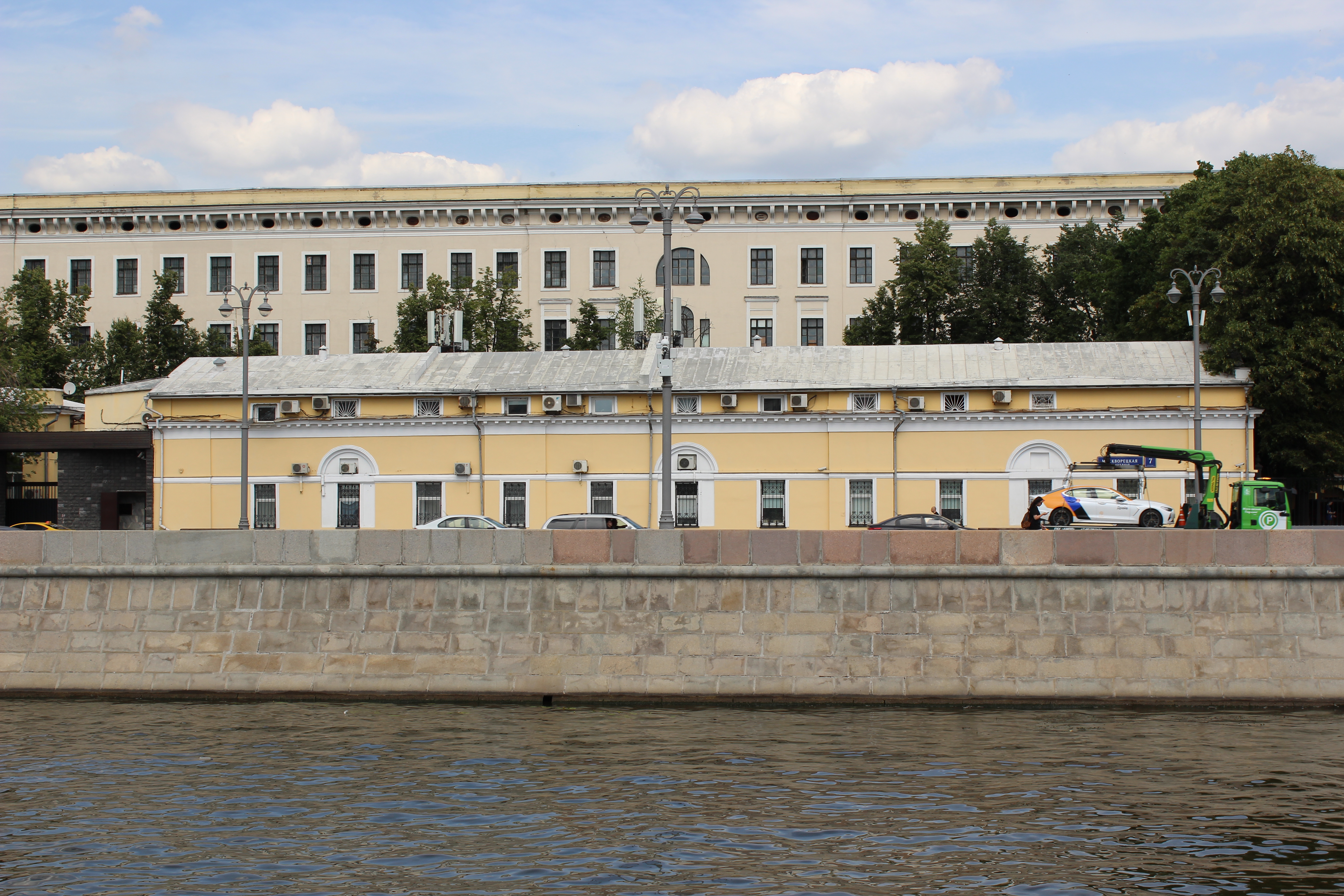 Причал китай город устьинский москва москворецкая набережная. Москворецкая набережная Коломна. Москворецкая набережная, 7с1. Москворецкая набережная 7. Воспитательный дом на Москворецкой набережной.