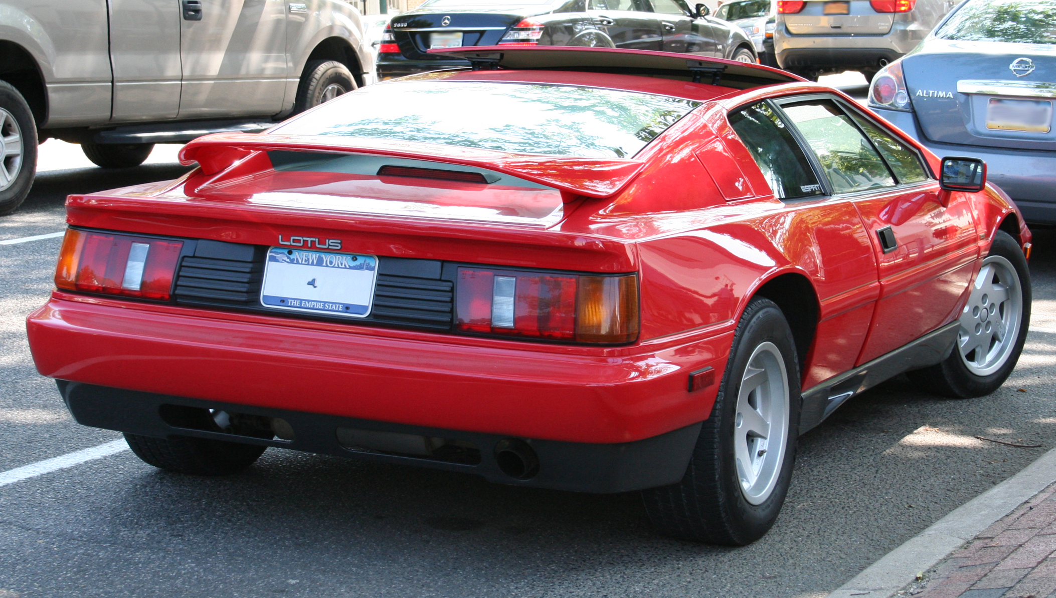 [Imagen: 1988_Lotus_Esprit_Turbo_US_rr.JPG]