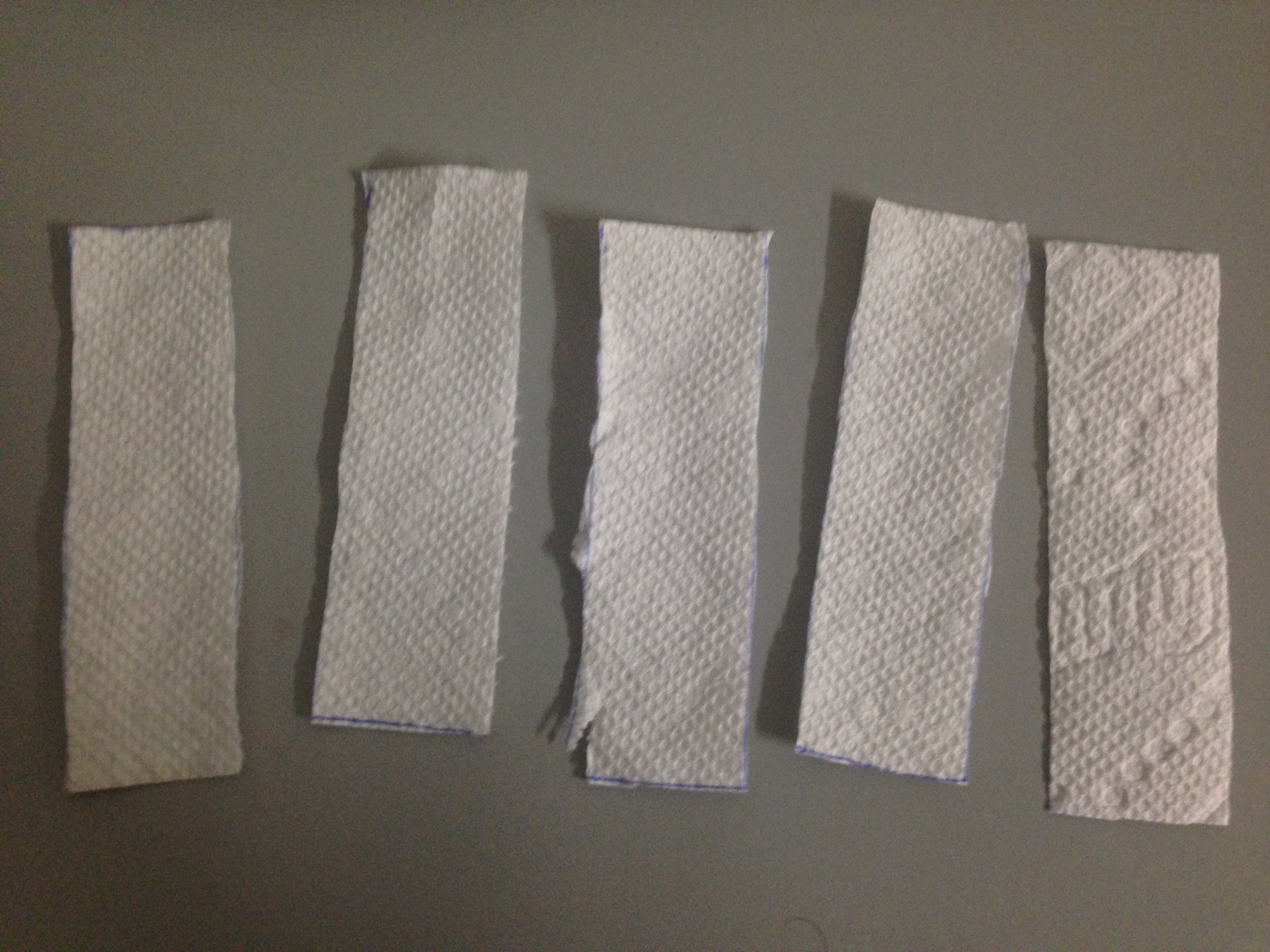 https://upload.wikimedia.org/wikipedia/commons/d/d8/5_pieces_of_paper_towel.JPG