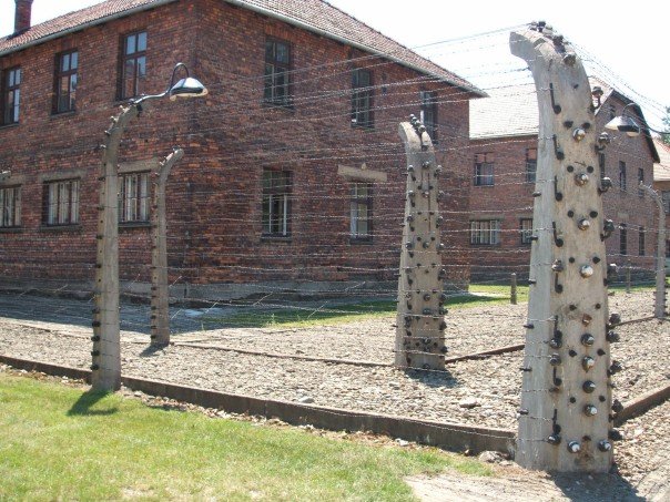 File:Auschwitz2.jpg