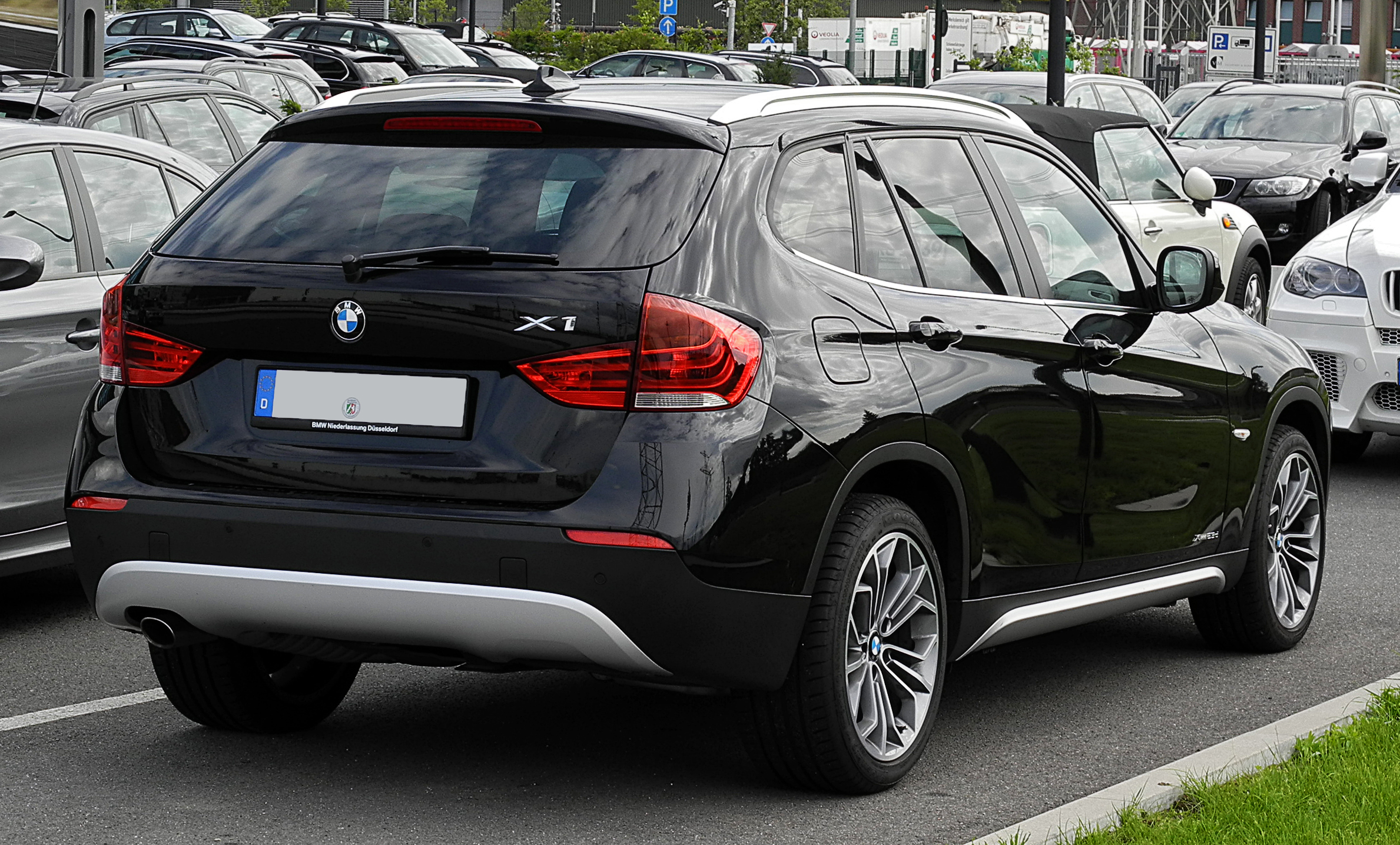 File:BMW X1 xDrive23d (E84) – Frontansicht, 2. Juli 2011, Düsseldorf.jpg - Wikimedia  Commons