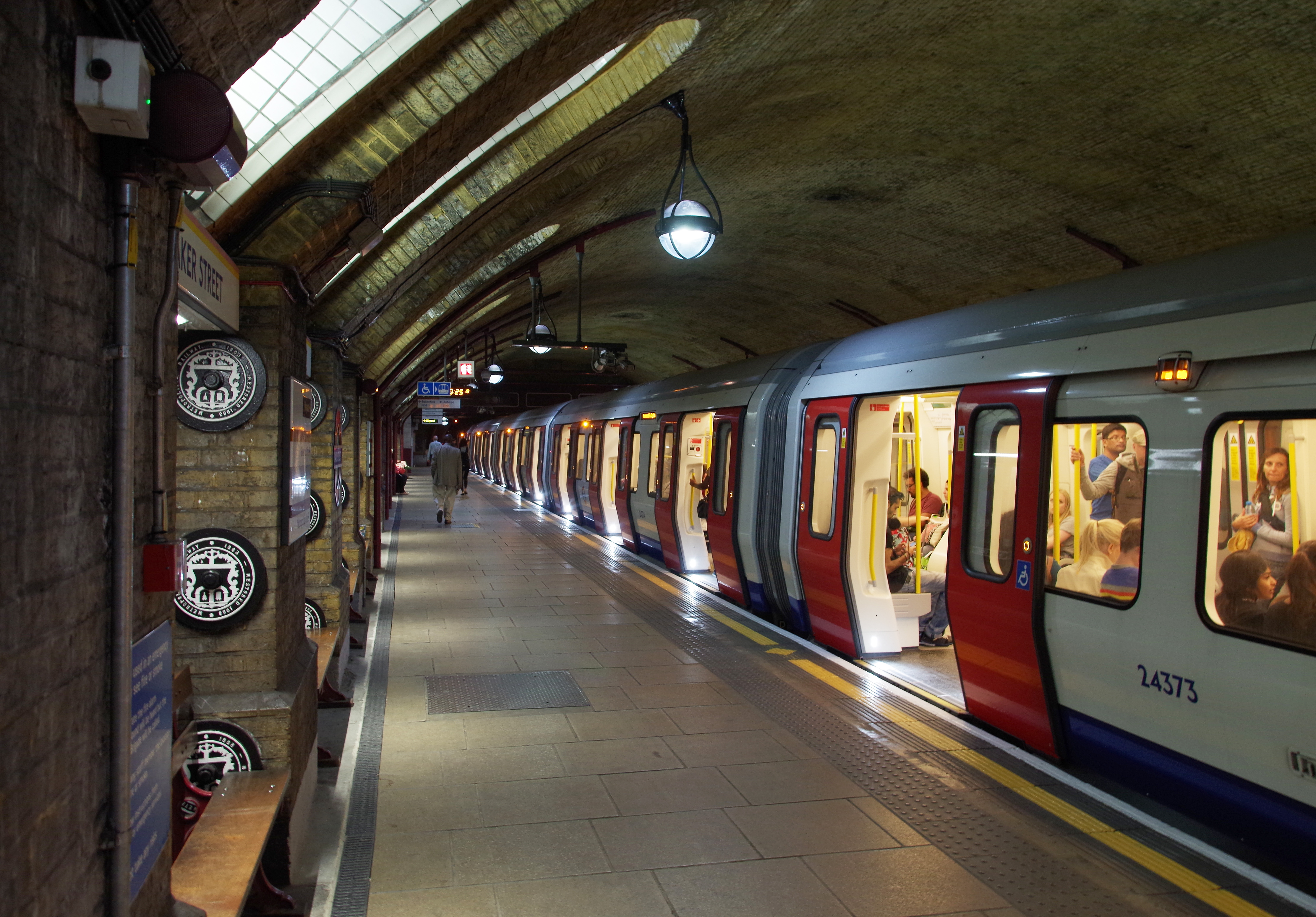 Английский про метро. Underground метро Лондона. Лондонское метро tube. Baker Street, Лондон станция метро. Станция андеграунд Лондон.