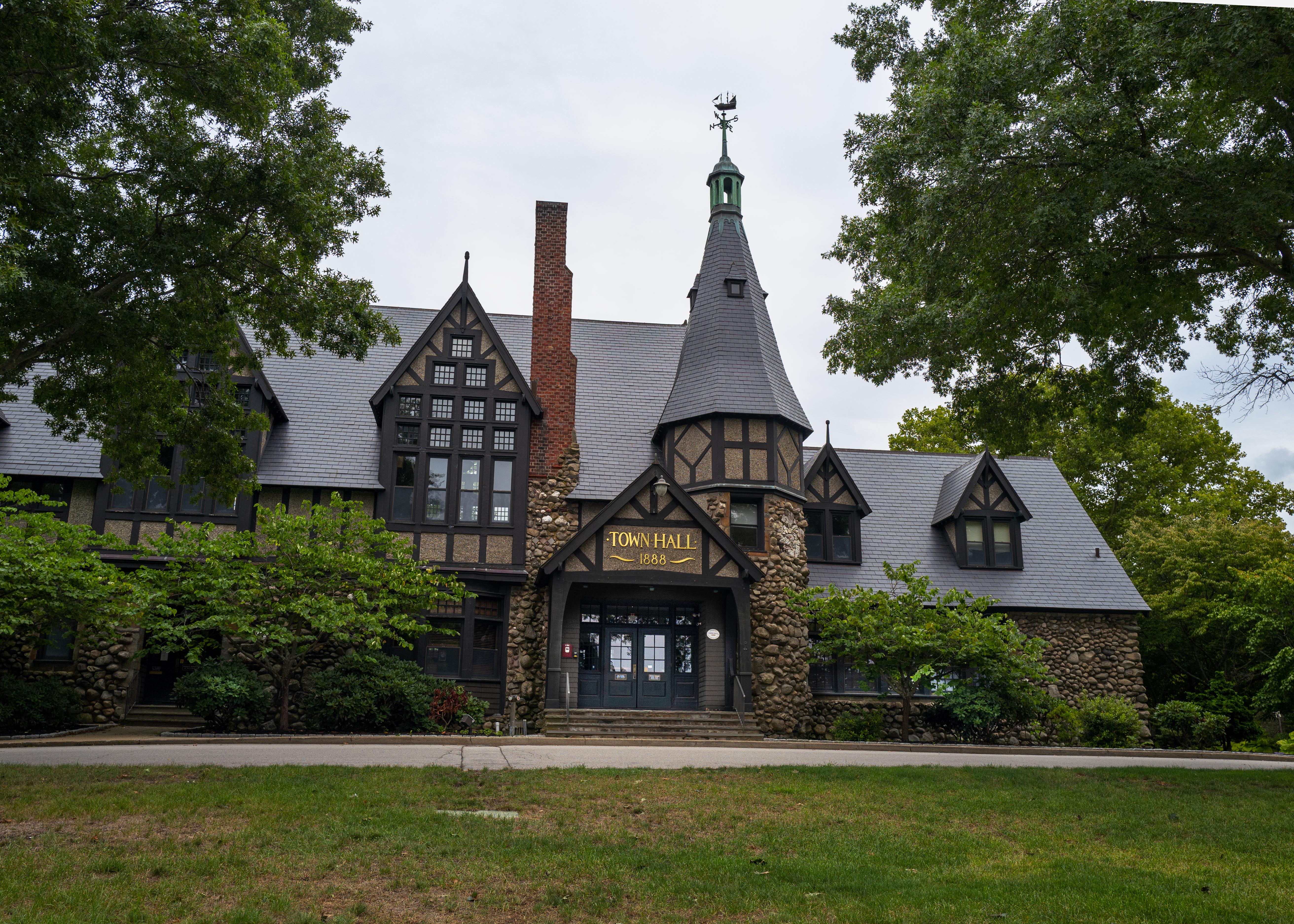 Town hall перевод. Павильон Беррингтон Холл. Баррингтон город США.