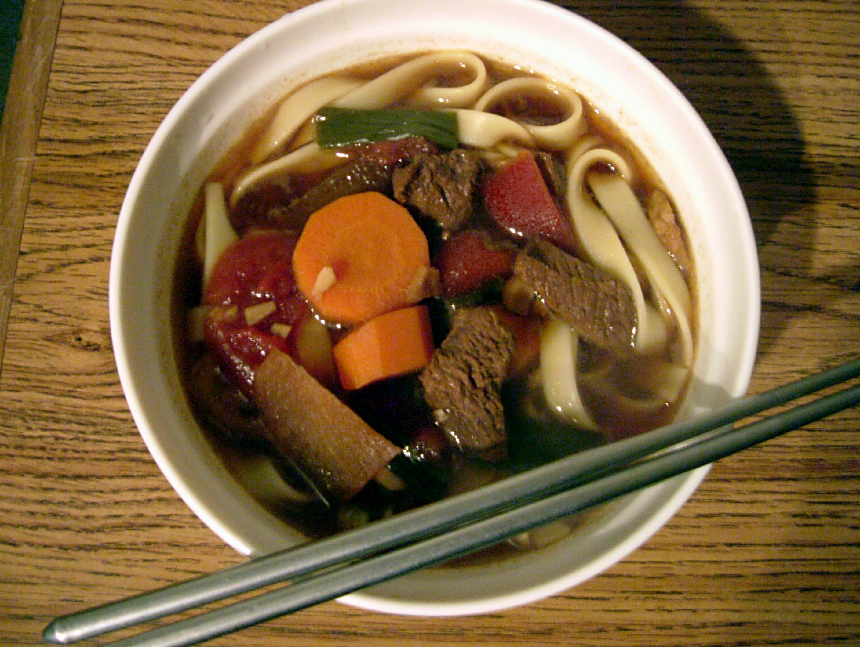 Sopa de fideos con carne de vacuno - Wikipedia, la enciclopedia libre