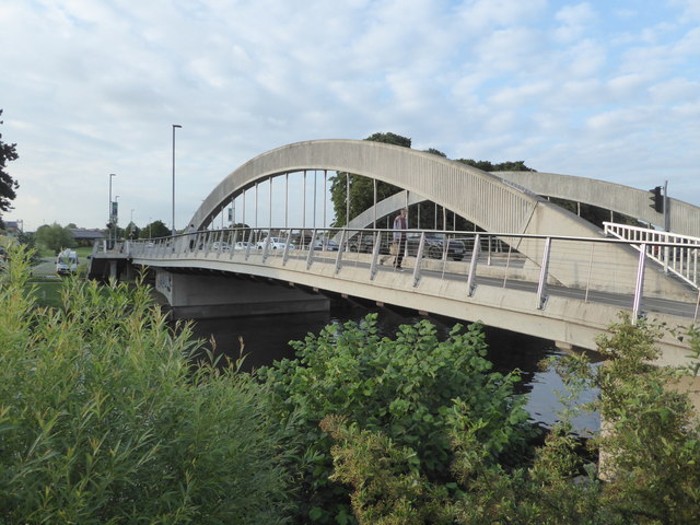 File:Bridge over the Avon, Evesham - geograph.org.uk - 6209989.jpg