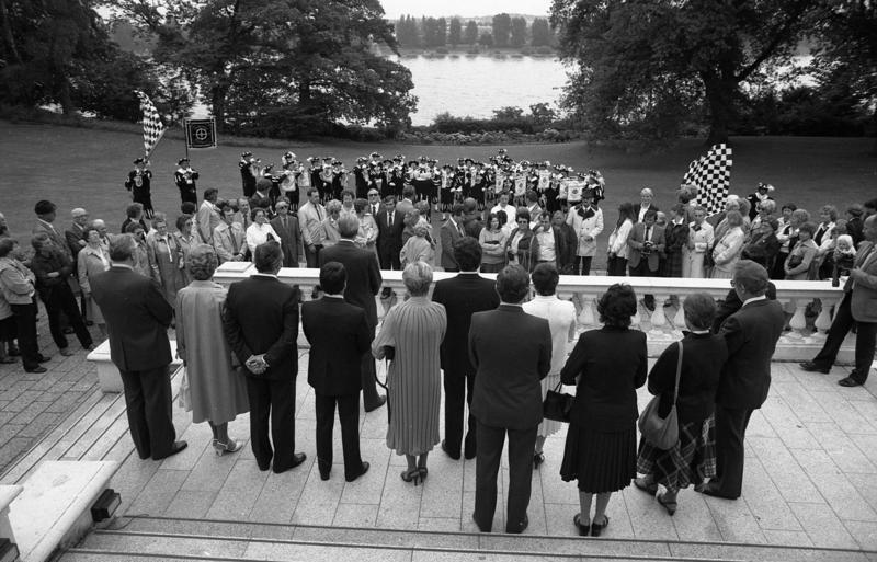 File:Bundesarchiv B 145 Bild-F063055-0008, Bonn, Bundespräsident Carstens empfängt Bürger.jpg