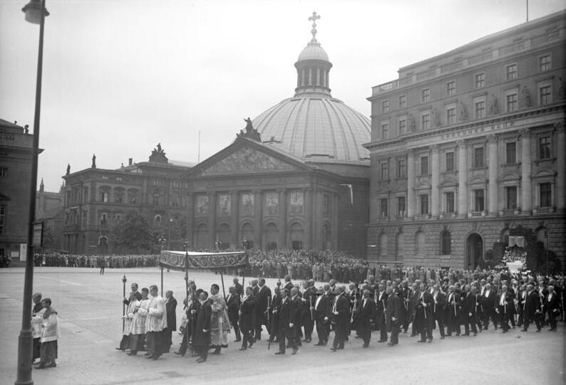 File:Bundesarchiv Bild 102-07854, Berlin, Fronleichnam-Prozession.jpg