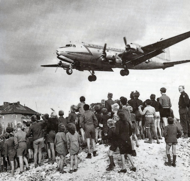 C-54landingattemplehof.jpg