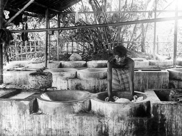 File:COLLECTIE TROPENMUSEUM Batik-werkplaats in Pekalongan waar de stof gekneed wordt in cementen bakken TMnr 10014218.jpg