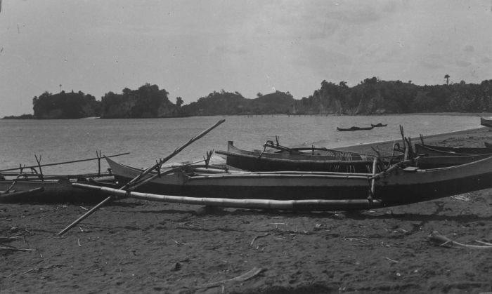 File:COLLECTIE TROPENMUSEUM Prauwen op het strand te Kema TMnr 60033359.jpg