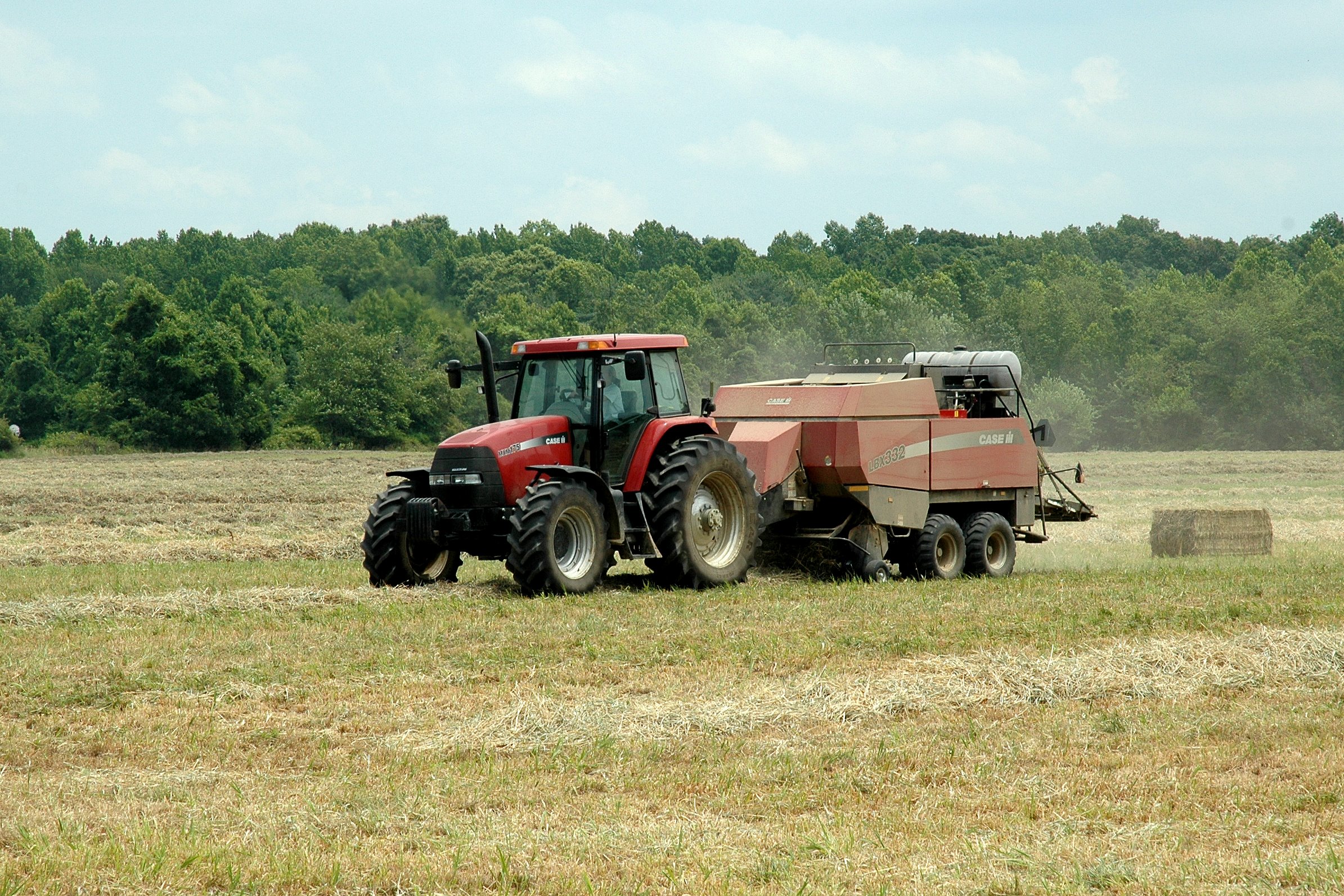 Регистрация трактора. Трактор с прицепом в деревне. Tractor with Baler. Tractor with big Baler. Трактора покажи кейс как надо сделать с прицепом.