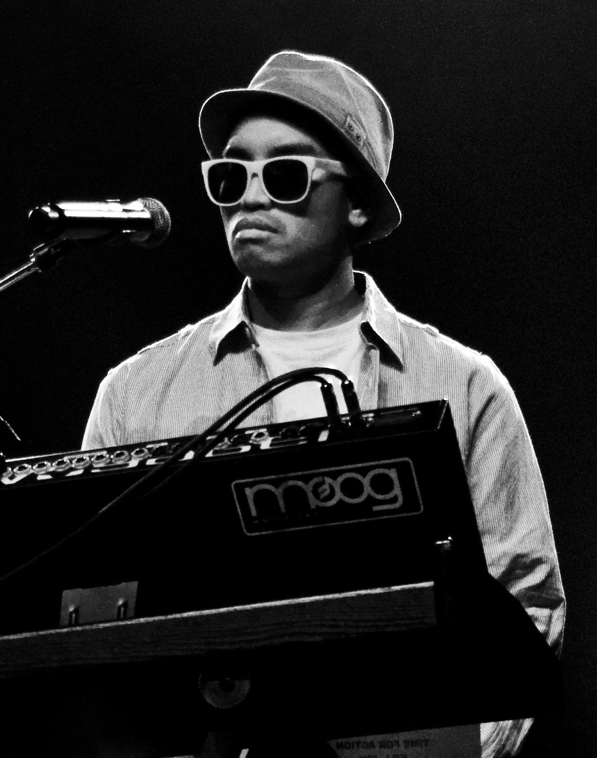 Hugo performing with [[N.E.R.D.]] in 2009