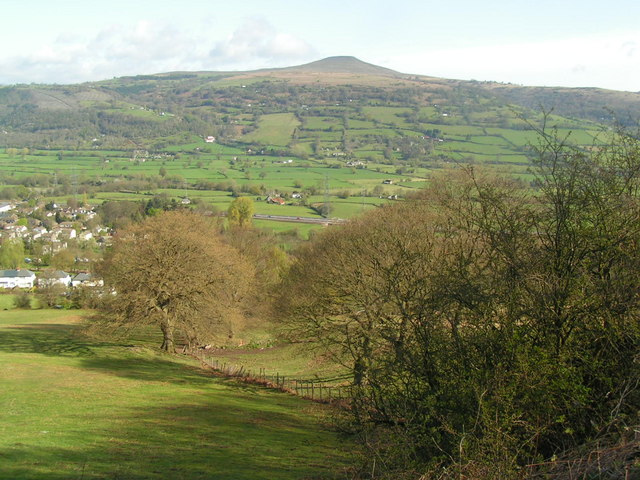 File:Farmland in Govilon - geograph.org.uk - 777256.jpg