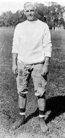 Garnisun Davidson West Point pelatih sepak bola 1933.jpg