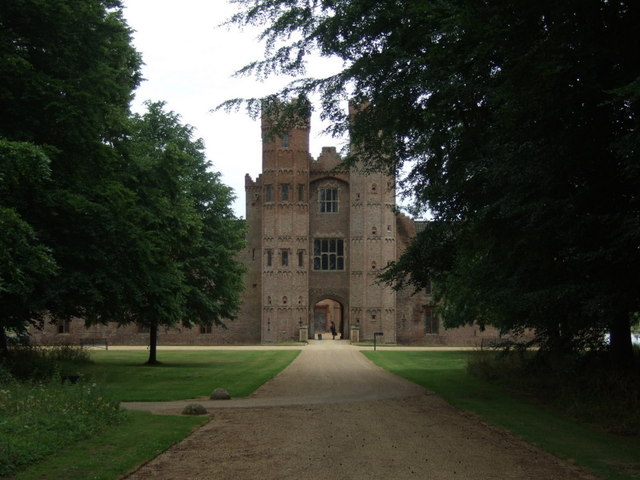 File:Gateway to Oxburgh Hall - geograph.org.uk - 4555890.jpg