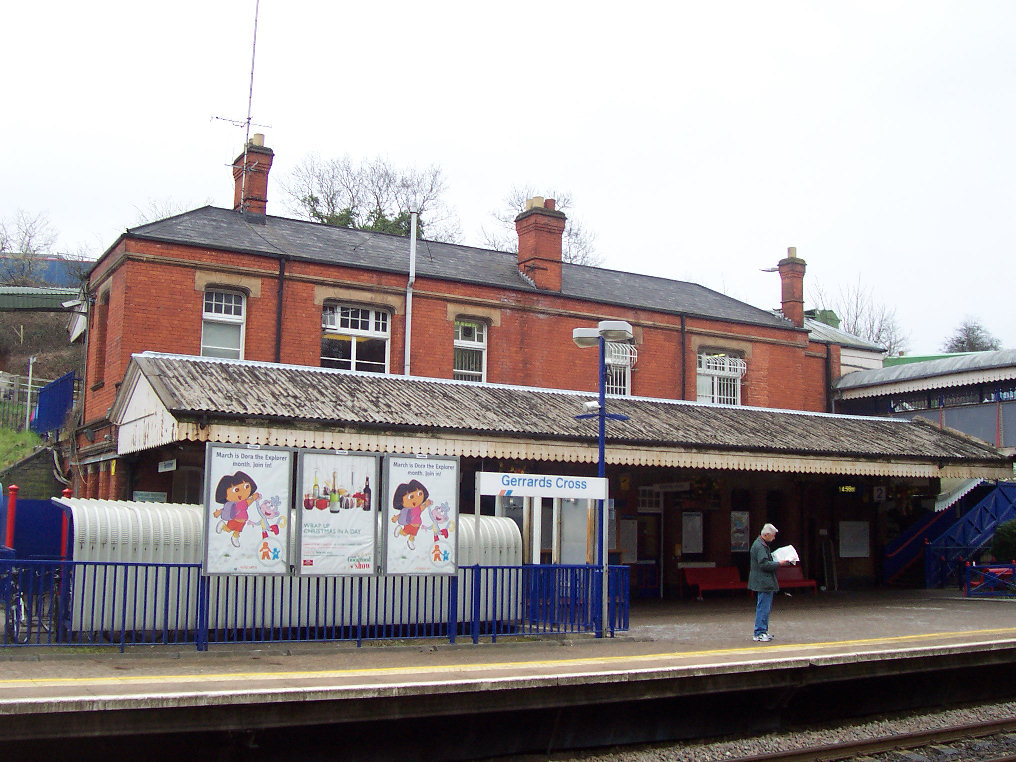 Gerrards Cross railway station - Wikipedia - 1016 x 762 jpeg 231kB
