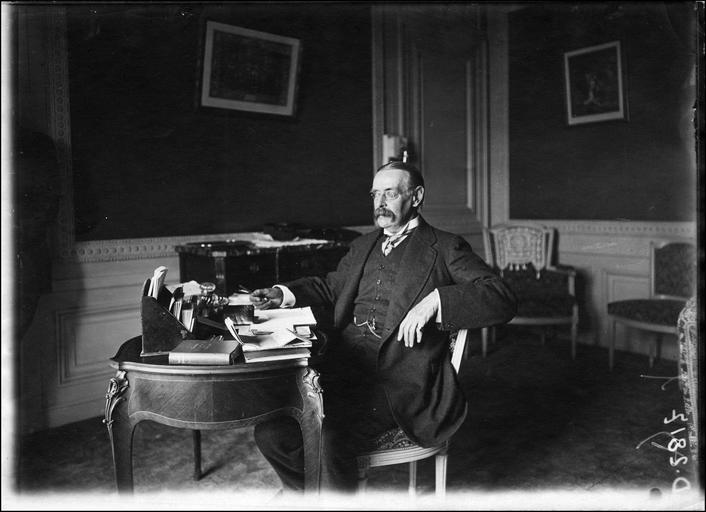 File:Hôtel Crillon - Monsieur Edmund Gosse assis à son bureau - Paris 08 - Médiathèque de l'architecture et du patrimoine - APD0002817.jpg