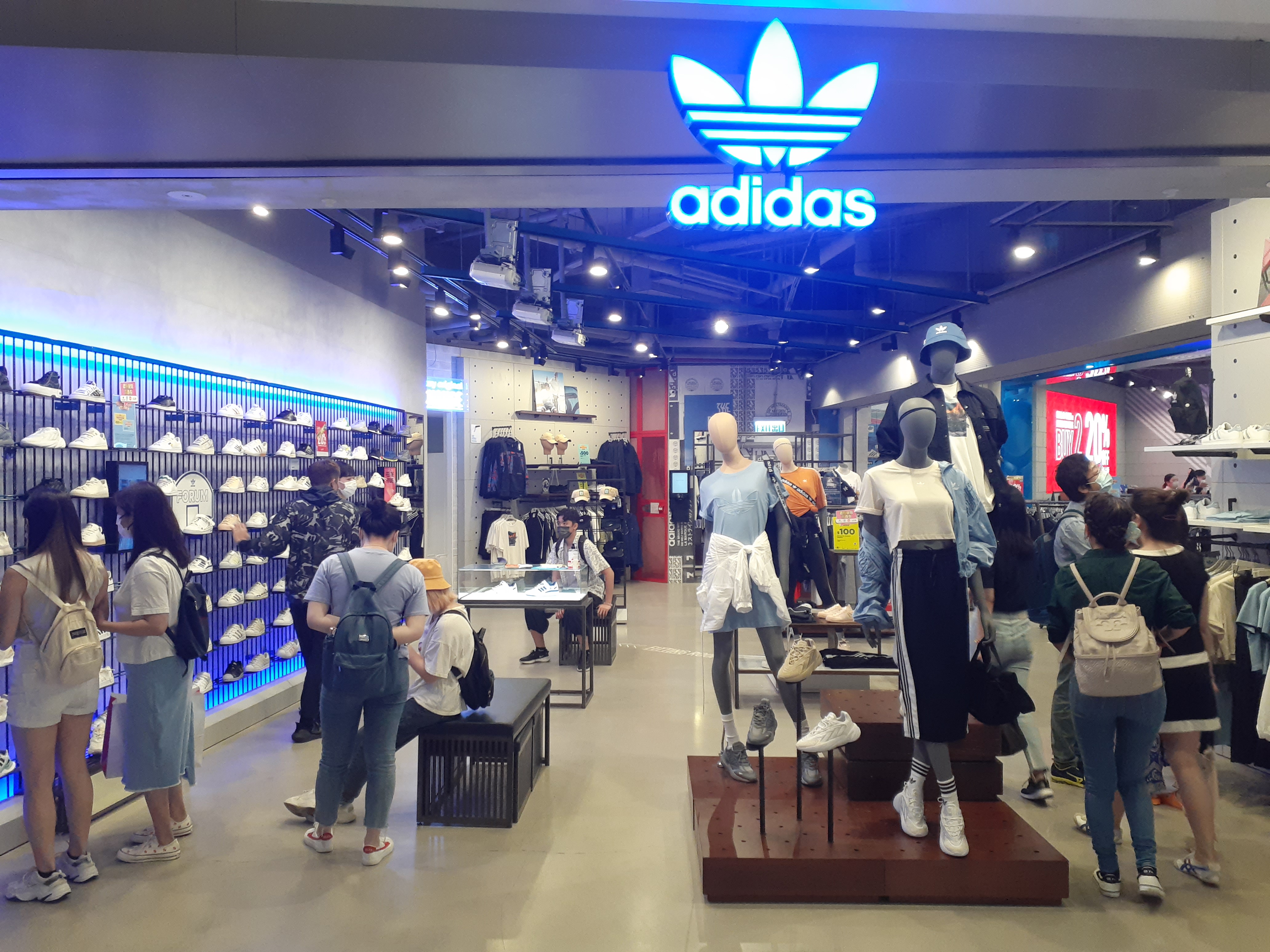 ondergeschikt Kruis aan Ruïneren File:HK CWB 銅鑼灣 Causeway Bay 香港時代廣場 Times Square mall shop clothing Adidas  October 2021 SS2.jpg - Wikimedia Commons