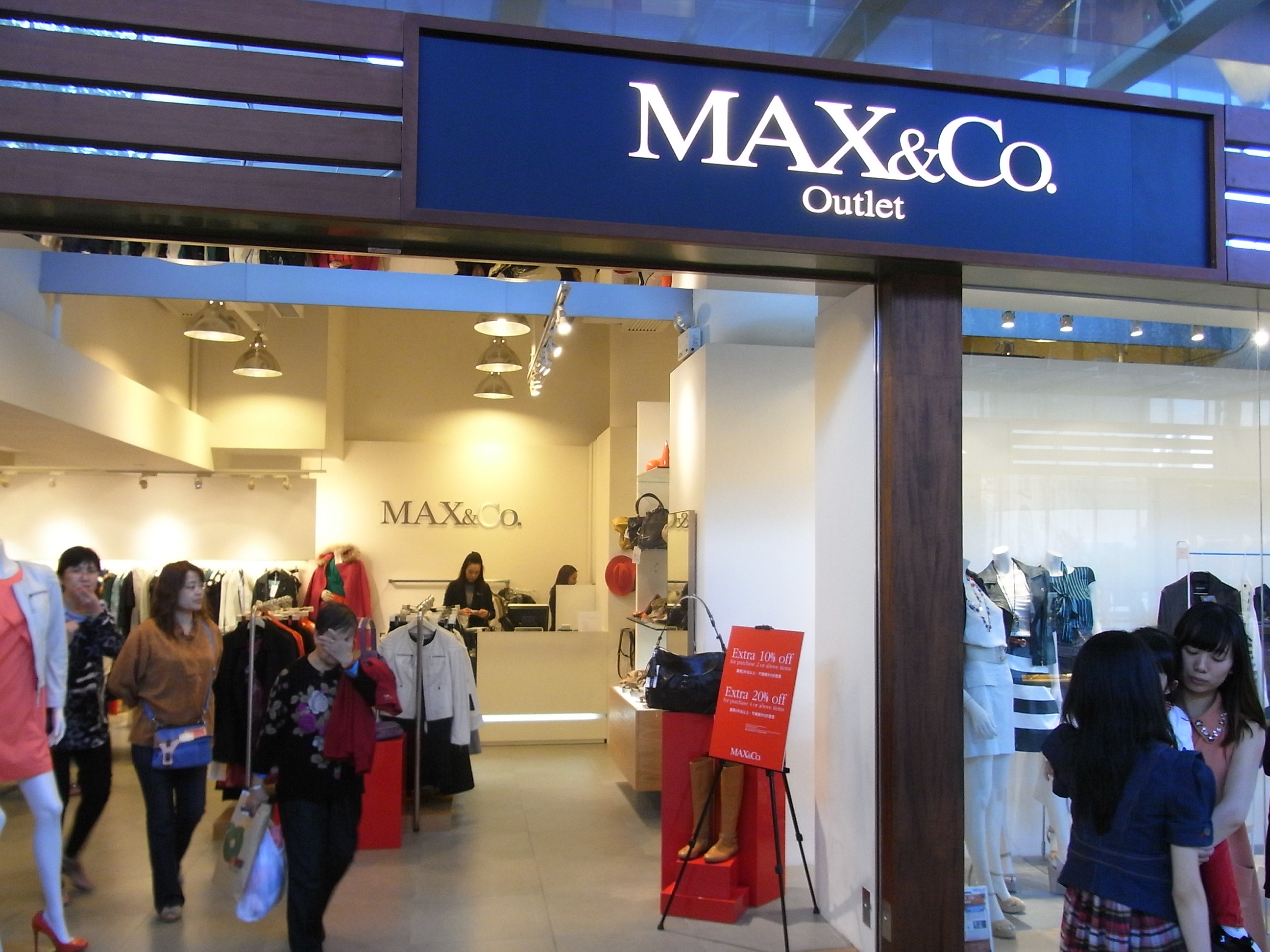 Outlet max. Max&co магазины. Max co одежда. Аутлет шоп. Аутлет Макс Мары.