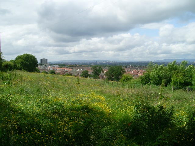 File:Hallside and view across Glasgow - geograph.org.uk - 1359307.jpg