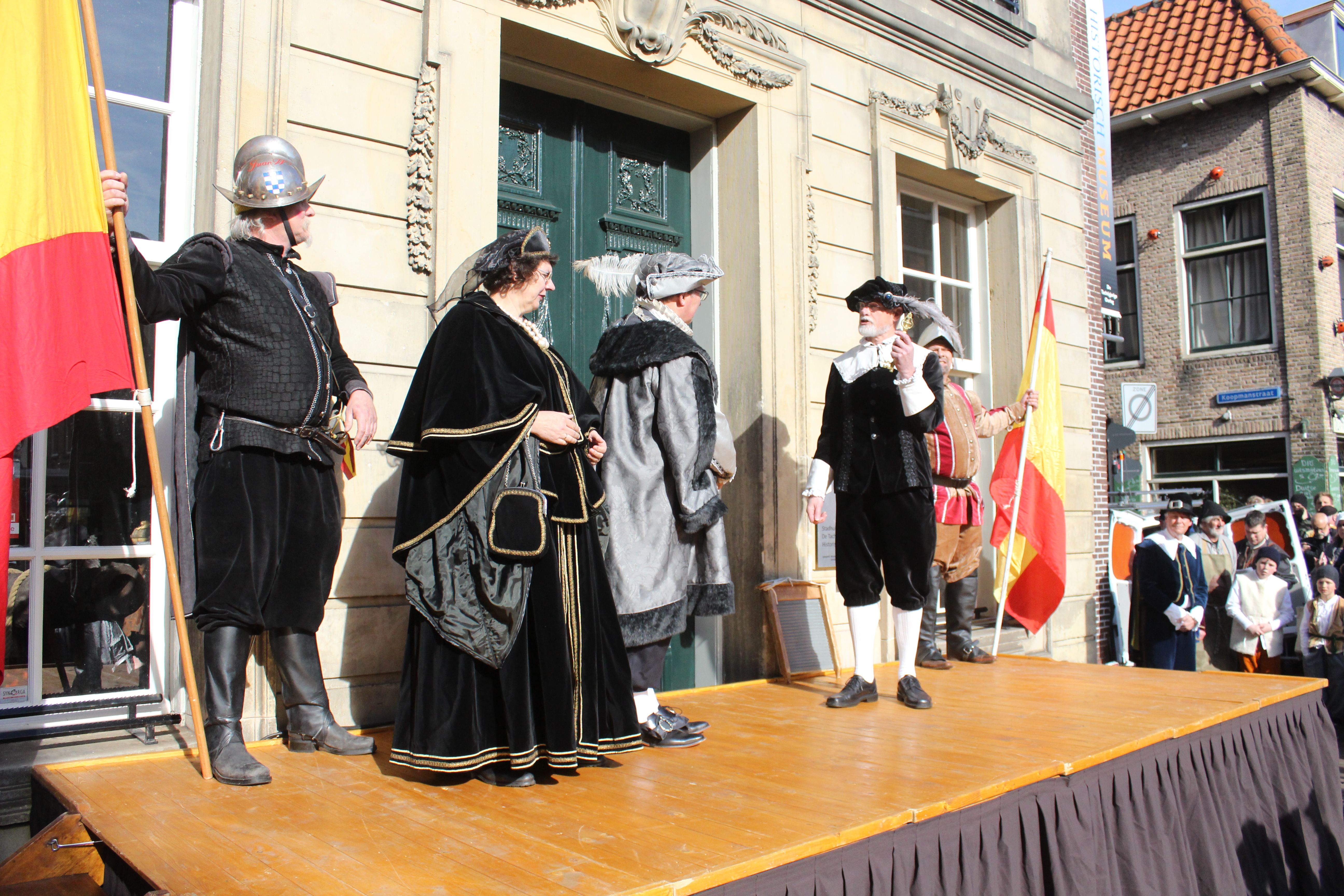 File:Het stadhuis als toneel spel om de sleutel 1 april feest Brielle.JPG - Wikimedia Commons