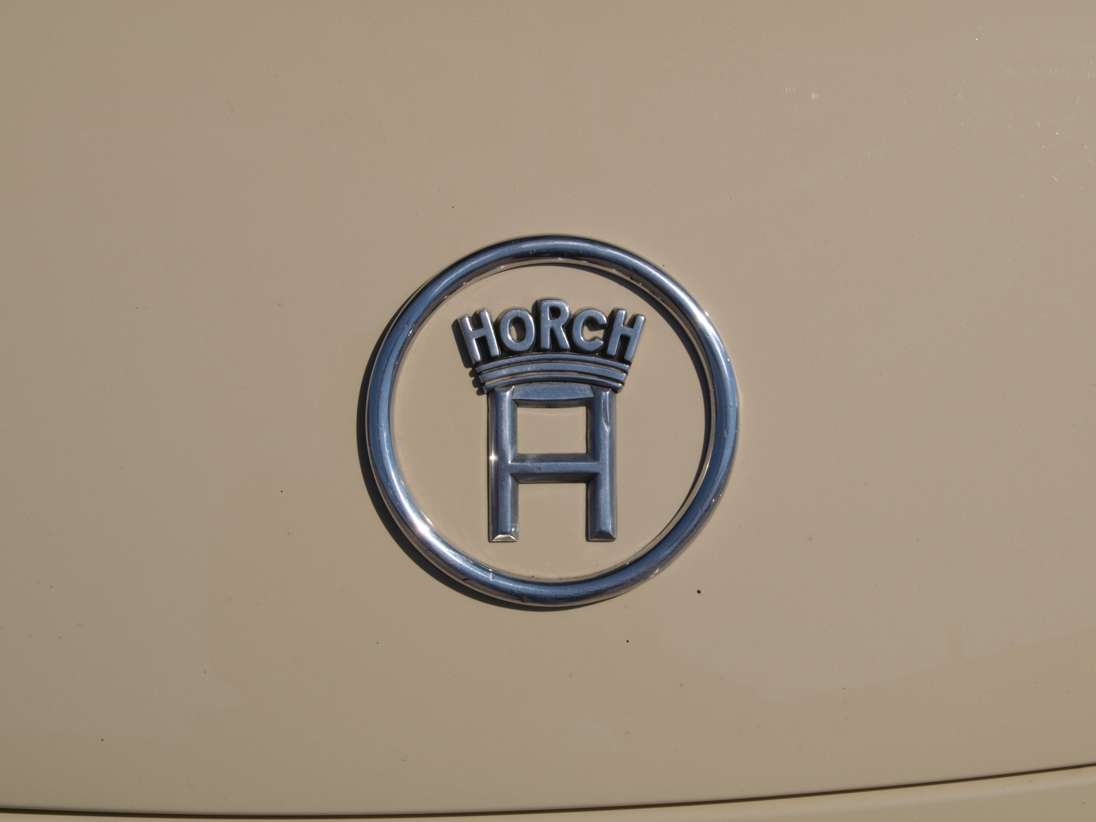 File:Horch 930V Sport (1937), Logo, Insignia, Emblem, Dutch licence  registration AM-95-26.JPG - Wikimedia Commons