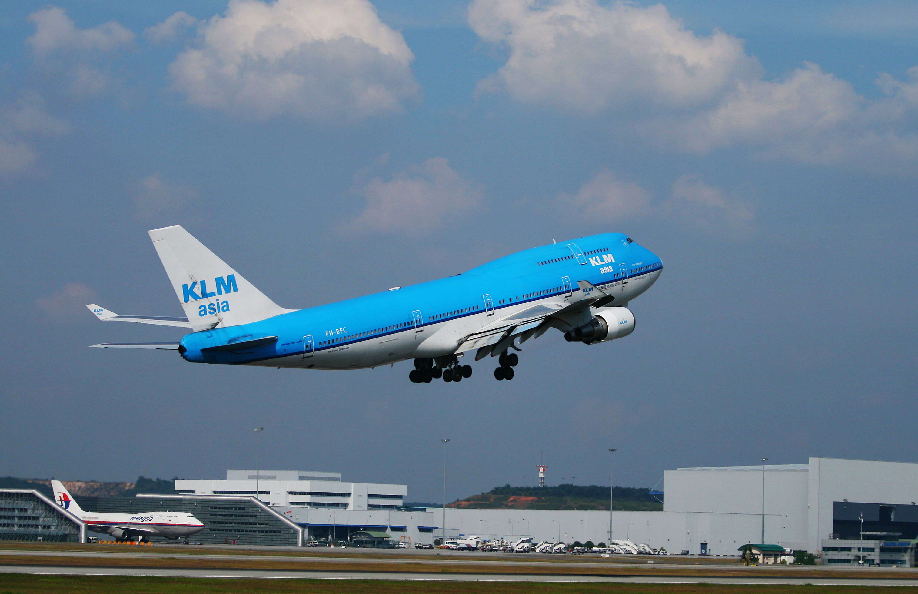 Bestand:KLM Boeing 747-400 PH-BFC departing KUL.jpg - Wikipedia