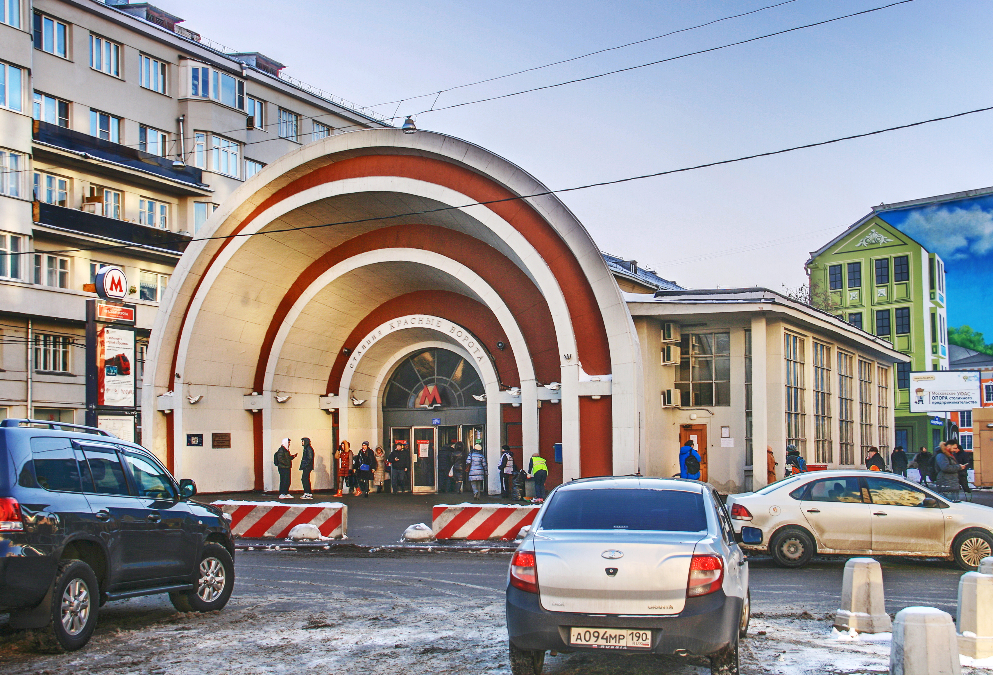 Красные ворота фото. Метро красные ворота Москва. Метро красные ворота панорама. Храм у метро красные ворота. Станция красные ворота улица.