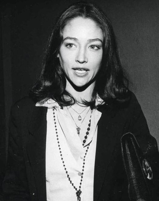 https://upload.wikimedia.org/wikipedia/commons/d/d8/Olivia_Hussey_ca_1974_crop.jpg