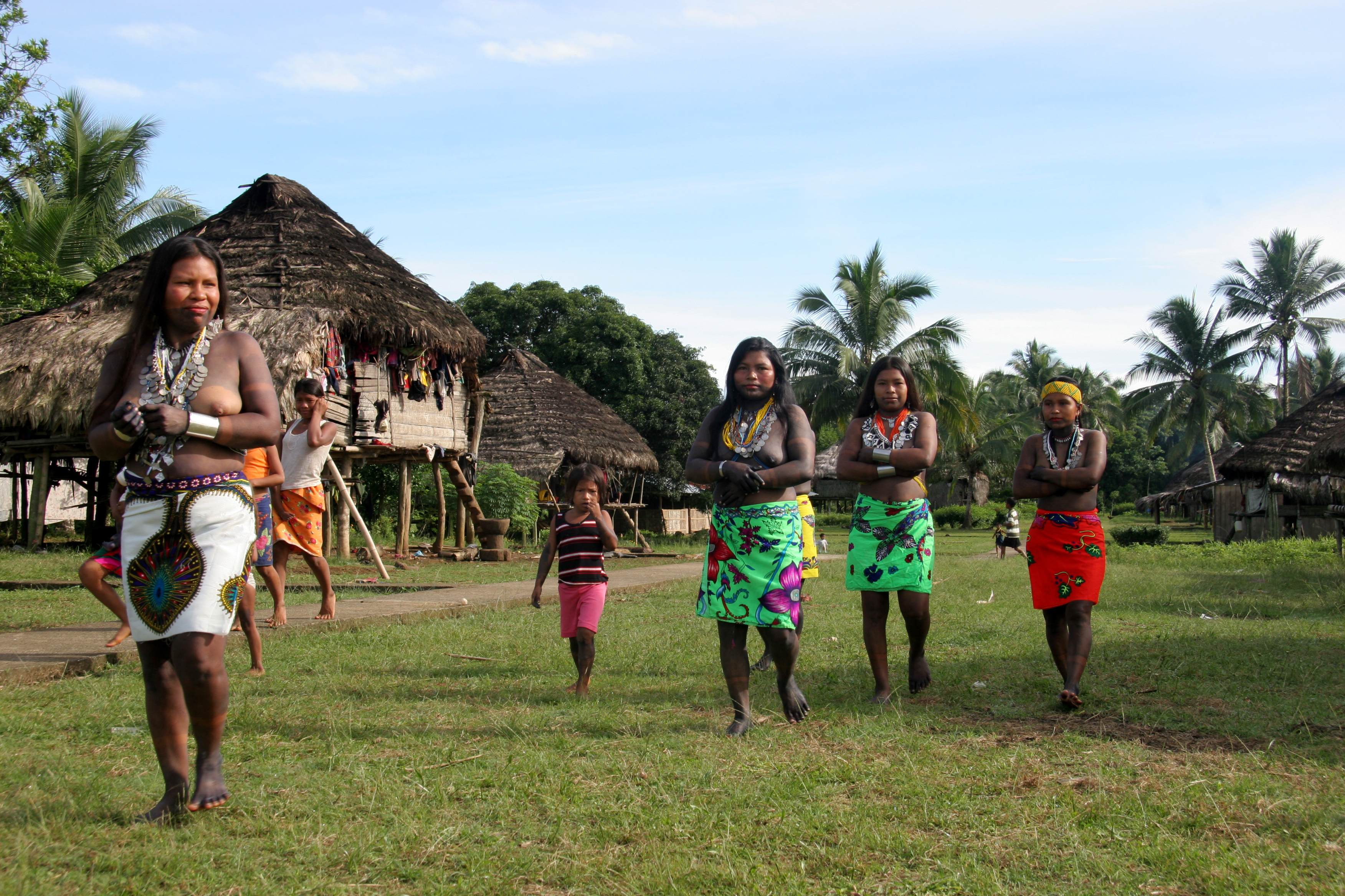 Tribe bato. Эмбера племя Панама. Национальный парк Дарьен Панама. Индейцы Чоко Дарьен Колумбия. Embera-Wounaan.