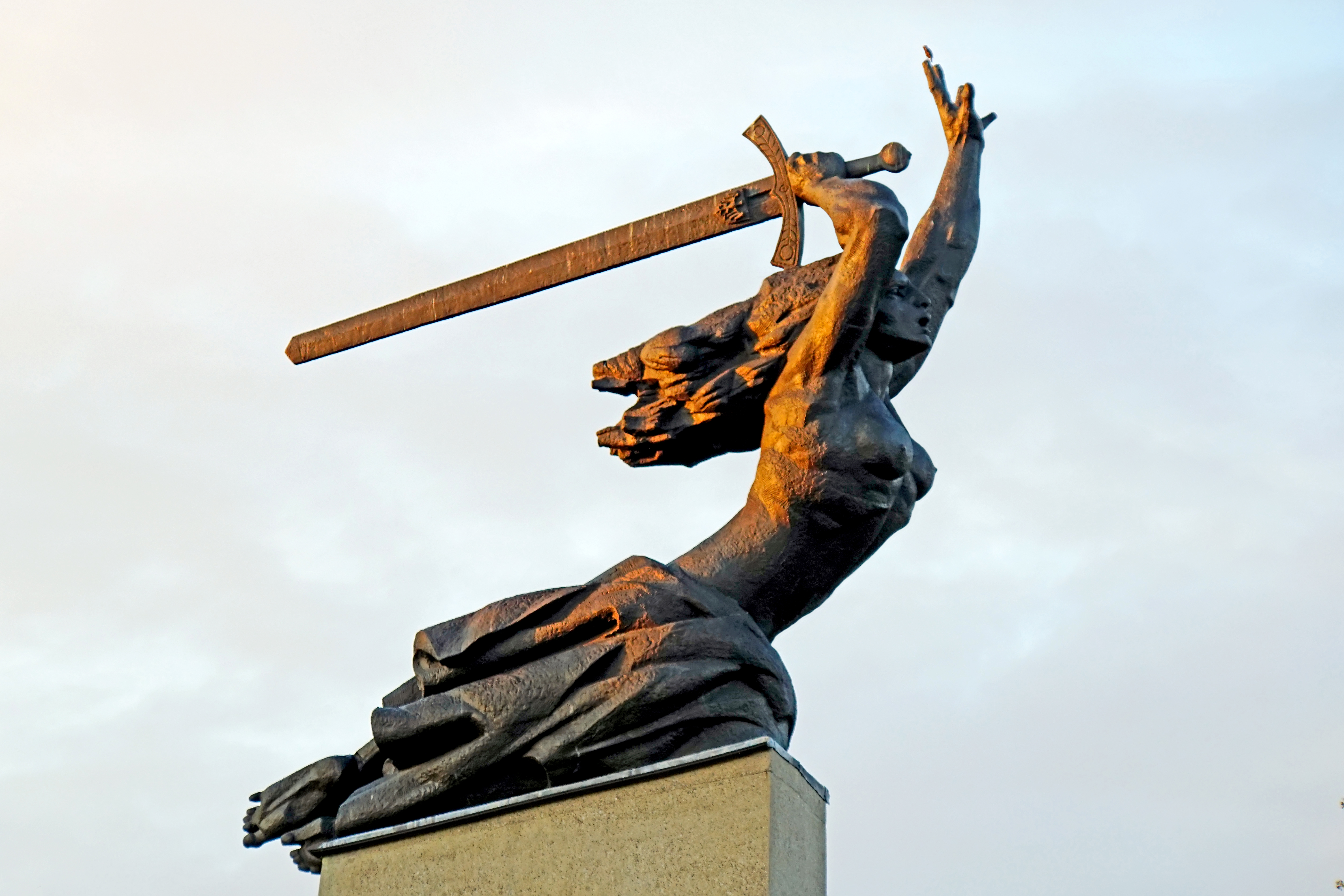 Варшавская найк. Памятник героям Варшавы. Памятник в Варшаве женщина с мечом.