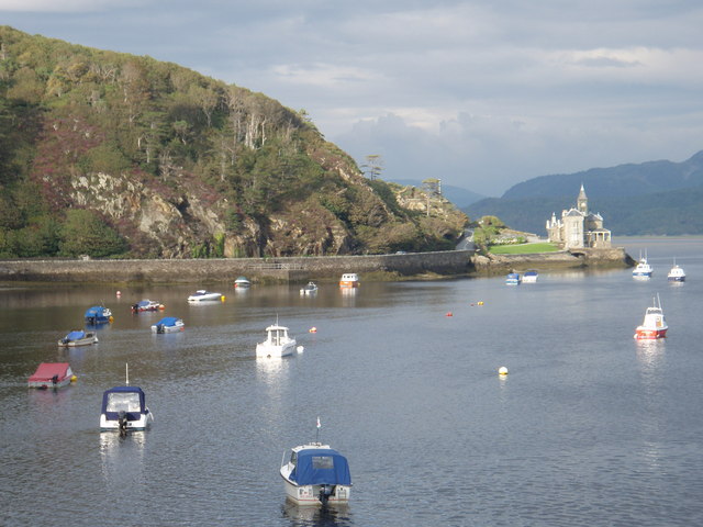 File:Porth Aberamffra and the Clock House from Barmouth Bridge - geograph.org.uk - 586739.jpg