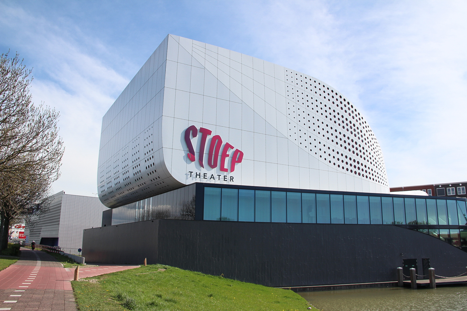 Theater De Stoep ligt nu in centrum Spijkenisse.jpg