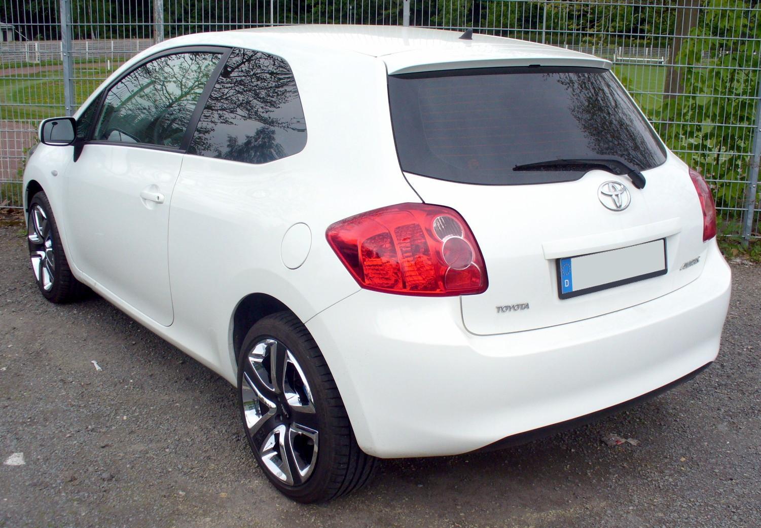 File Toyota Auris Dreiturer Schneeweiss Heck Jpg Wikimedia Commons