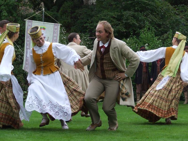 File:Traditional Lithuanian dancers3.jpg