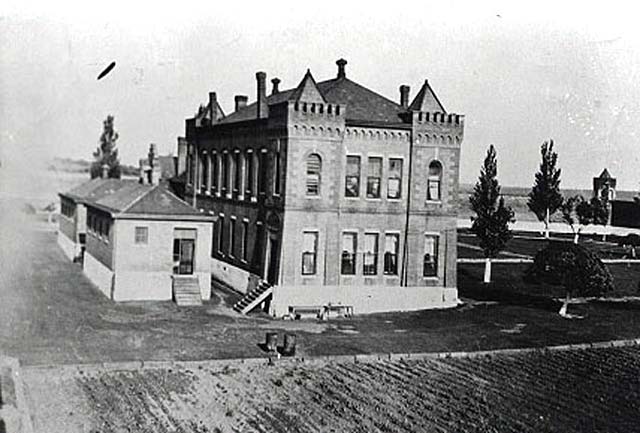 File:1920s photo of the Arkansas penitentiary known as "The Walls" (15 acres with mess hall, hospital, barracks) opened in 1910 southwest of Little Rock on Roosevelt Road.jpg