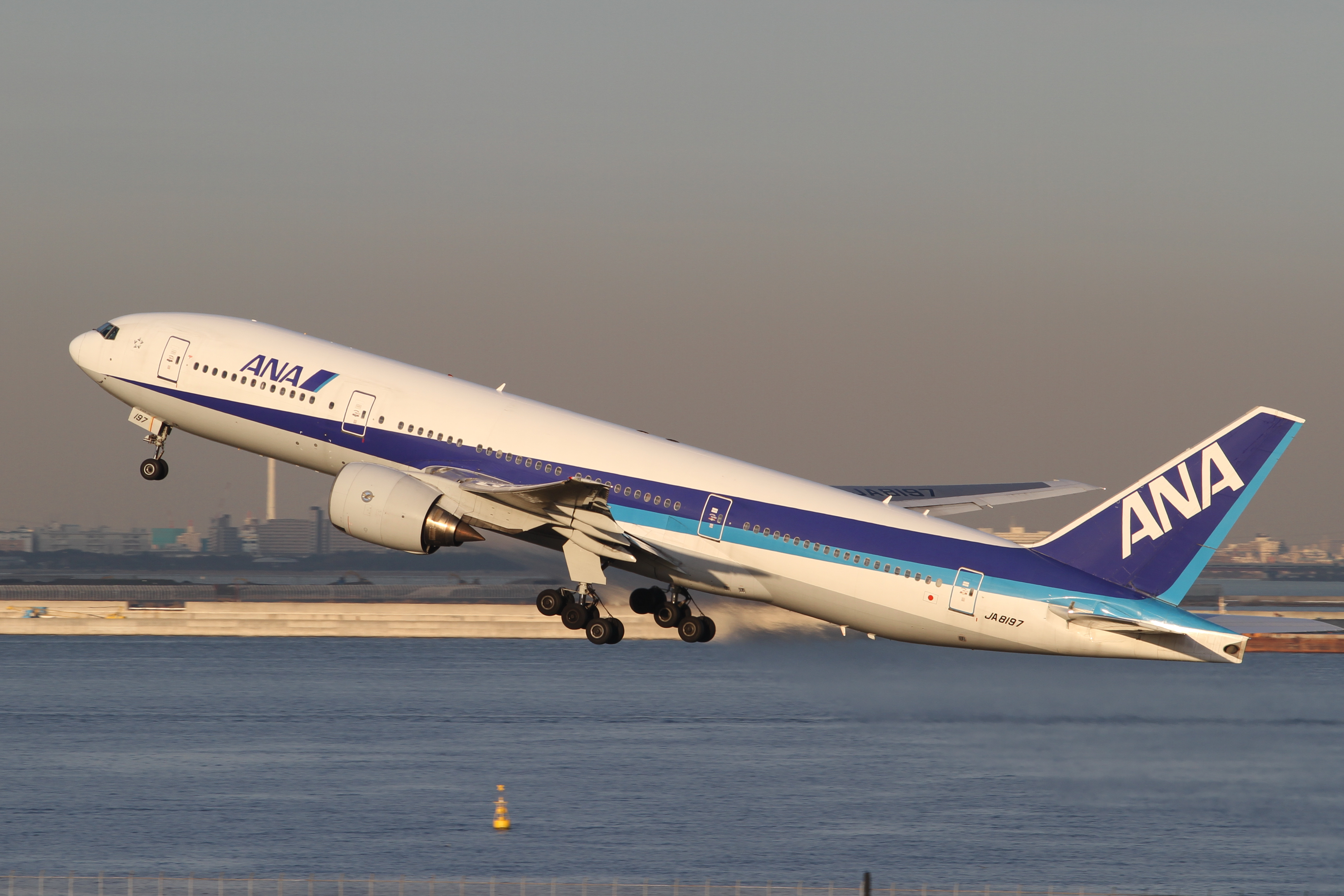 File:ANA B777-200(JA8197) (6492917127).jpg - Wikipedia