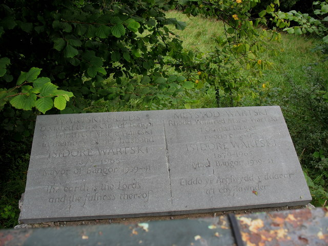 File:A bilingual plaque recording the bequest of the Wartski Fields to the People of Bangor - geograph.org.uk - 1175078.jpg