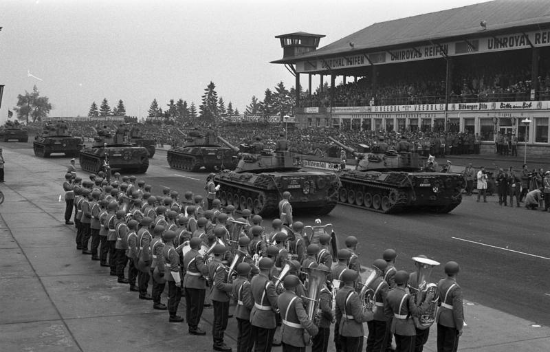 File:Bundesarchiv B 145 Bild-F029235-0017, Nürburgring, Bundeswehrparade zum NATO-Jubiläum.jpg