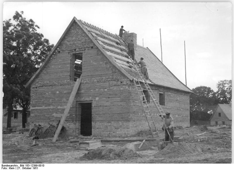 File:Bundesarchiv Bild 183-12399-0010, Lemmersdorf, Bau eines Lehmstampfhauses.jpg