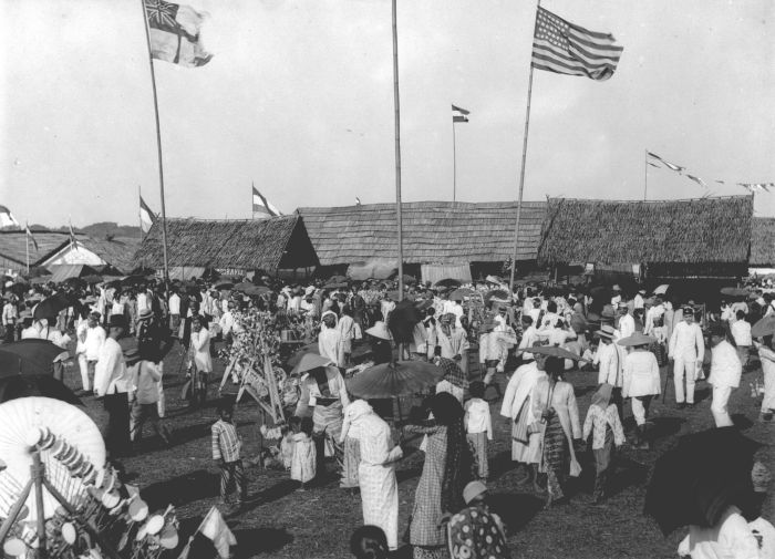 File:COLLECTIE TROPENMUSEUM Bezoekers op de Pasar Malam te Batavia TMnr 60022441.jpg