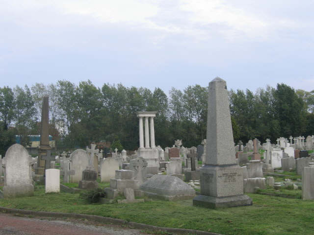 File:Charlton Cemetery - geograph.org.uk - 262016.jpg