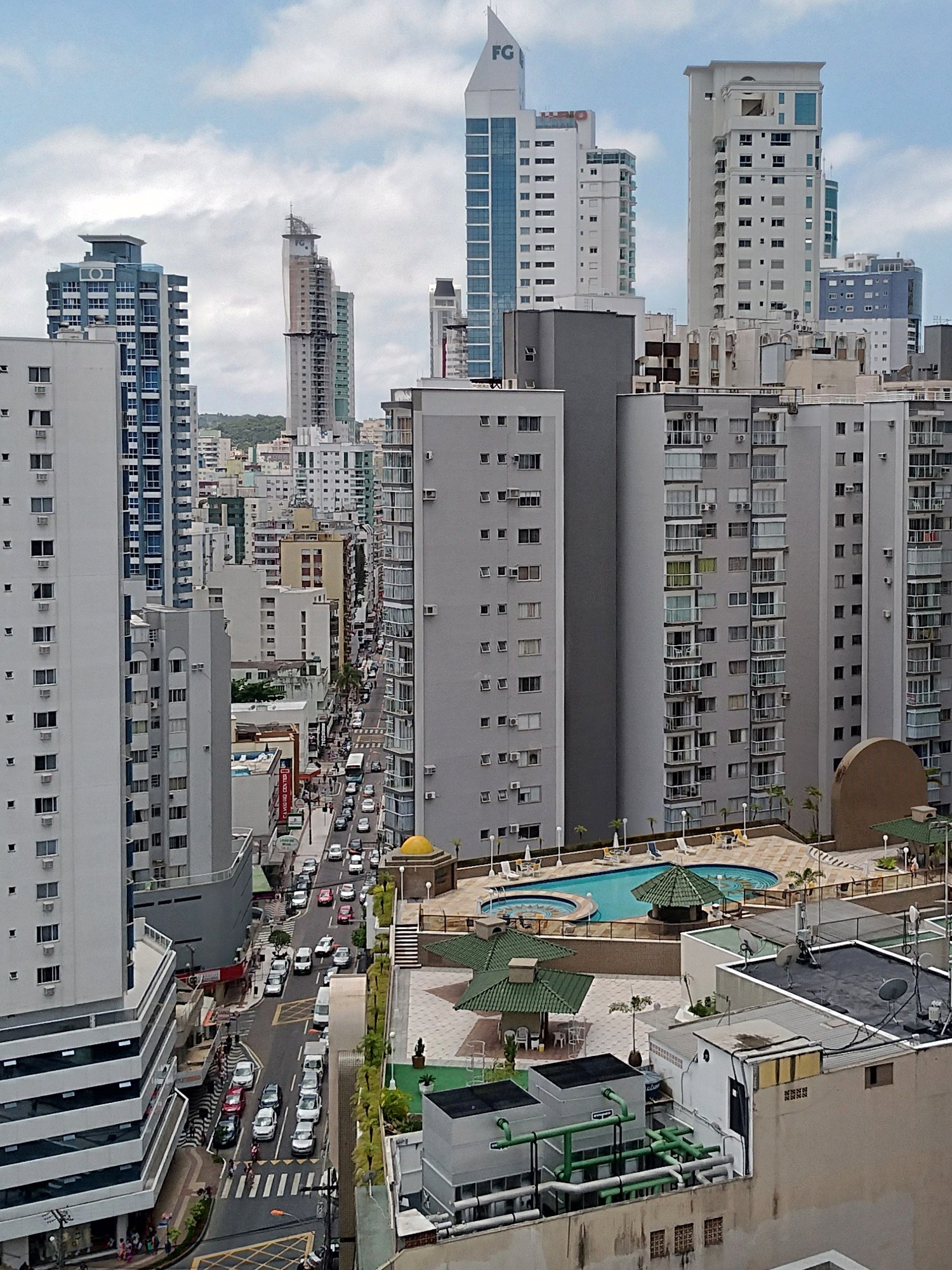 File Edif cios na Avenida Brasil Balne rio Cambori SC.JPG