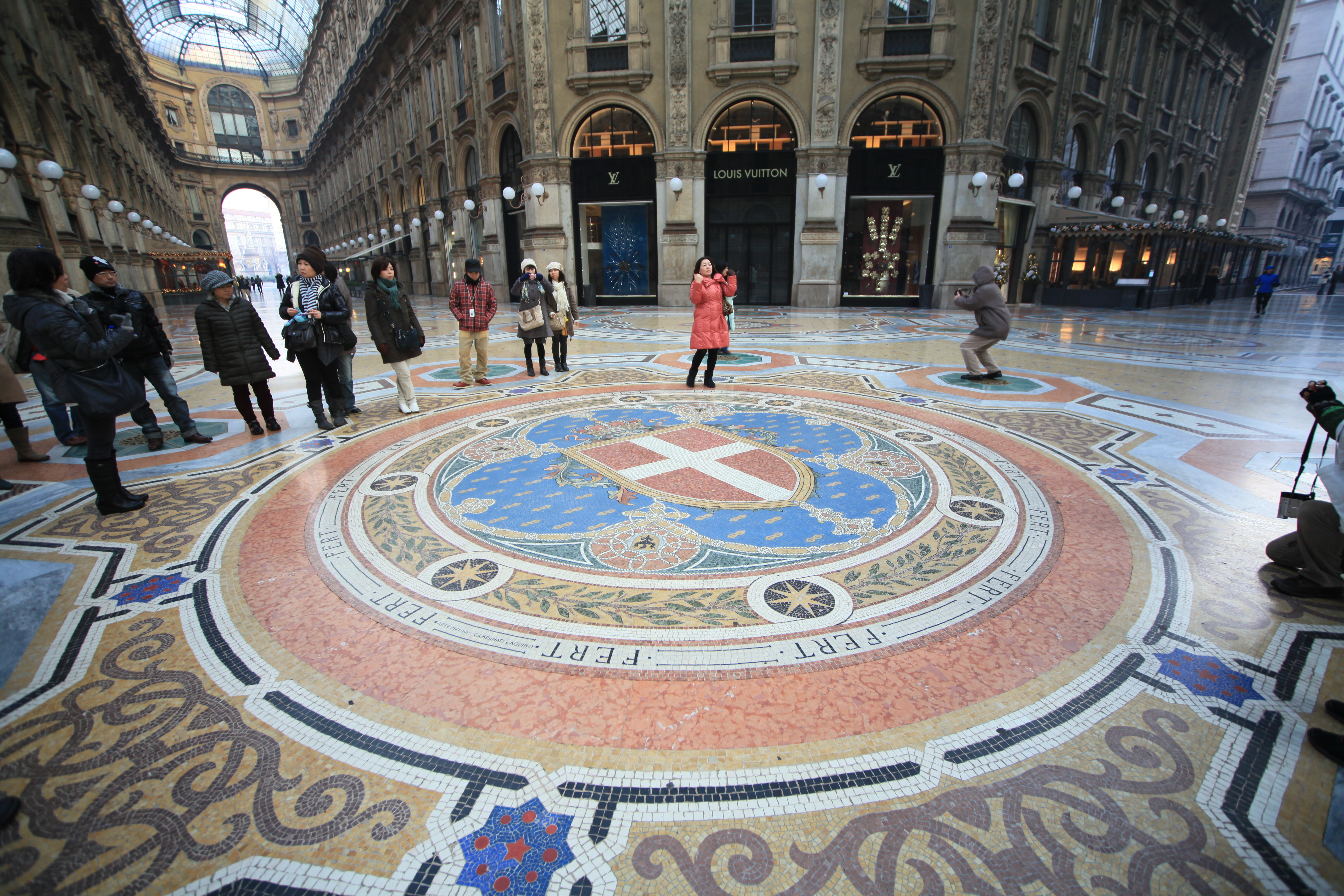 File:Louis Vuitton, Galleria Vittorio Emanuele II.jpg - Wikipedia