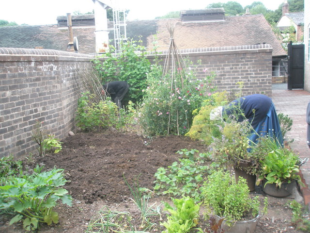 File:Garden at the Artisan's House within Blists Hill Open Air Museum - geograph.org.uk - 1461535.jpg