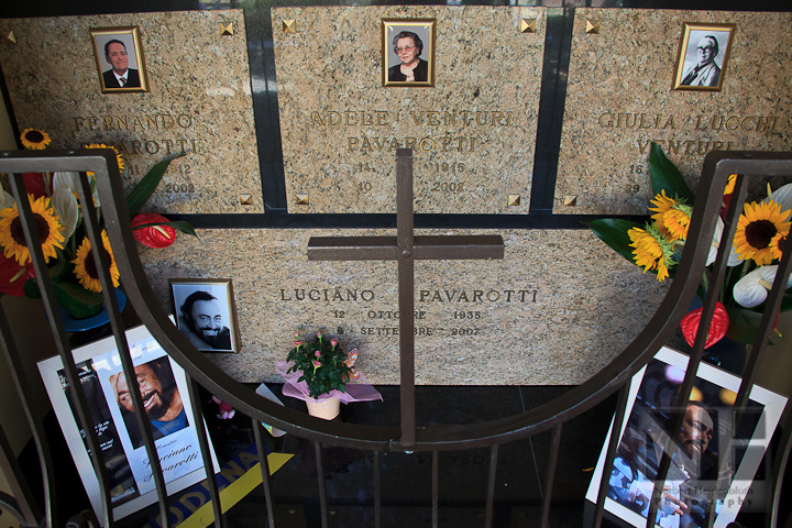  Grave of Luciano Pavarotti and his family 